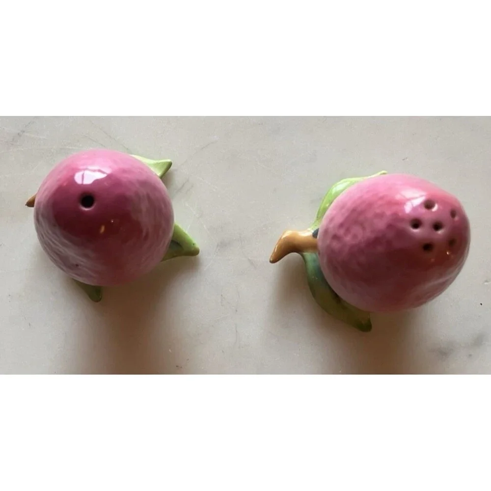 VTG Strawberries Ceramic Salt & Pepper Shakers Screw Leaf Bottom‎ ~ Japan B 18#4